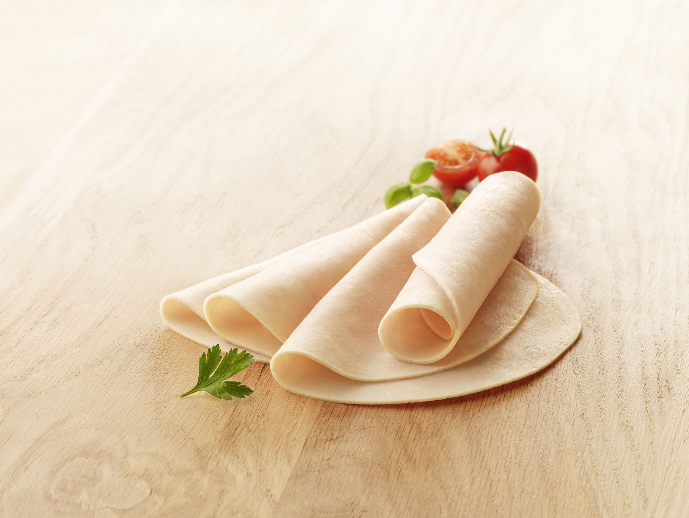 Visuel tranche de blanc de poulet halal sur planche en bois