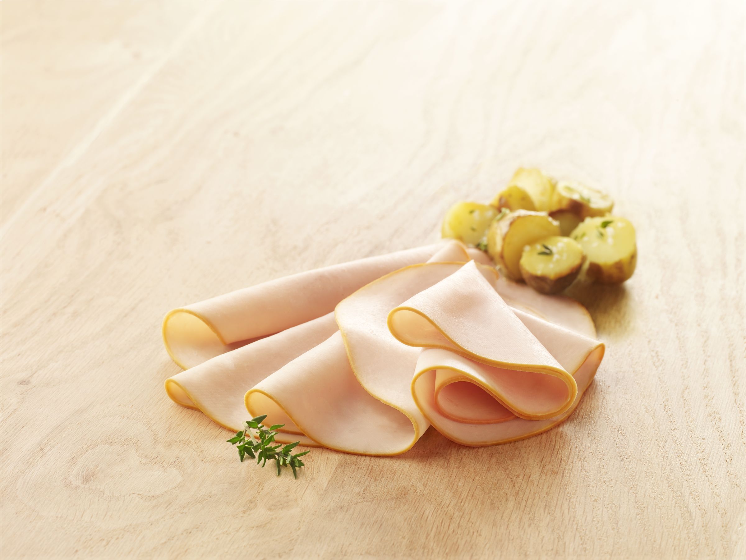 Visuel tranche blanc de poulet fumé halal sur planche en bois