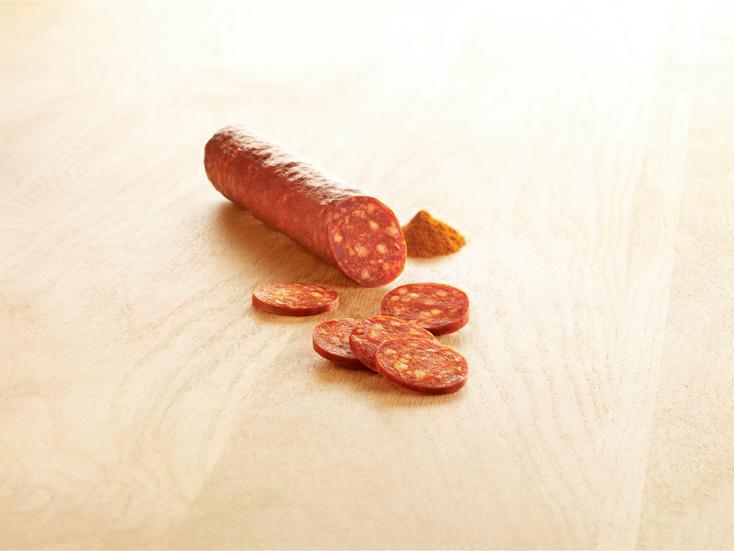 Chorizo sec de volaille sur plancehe en bois Reghalal