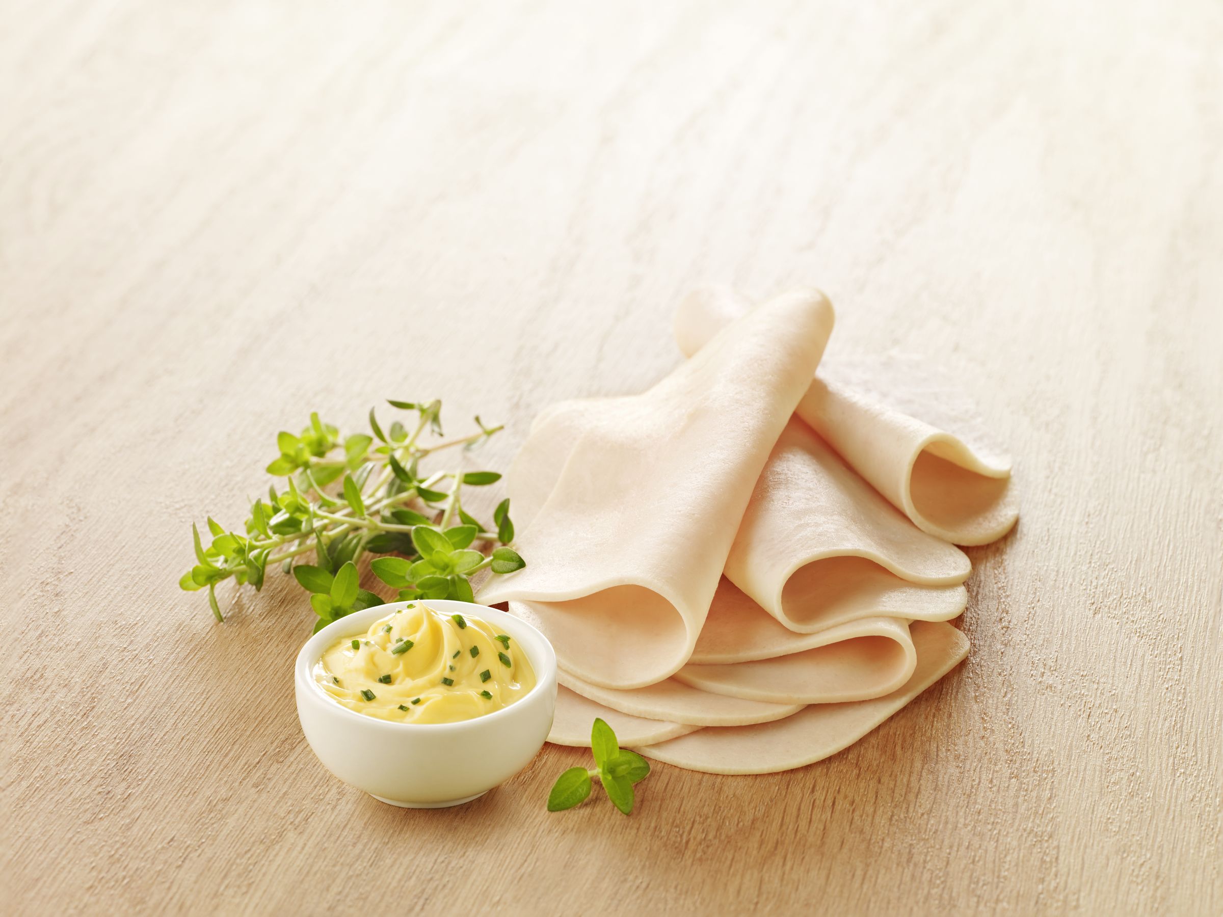 Visuel club original avec tranche de blanc de poulet halal mayo et salade