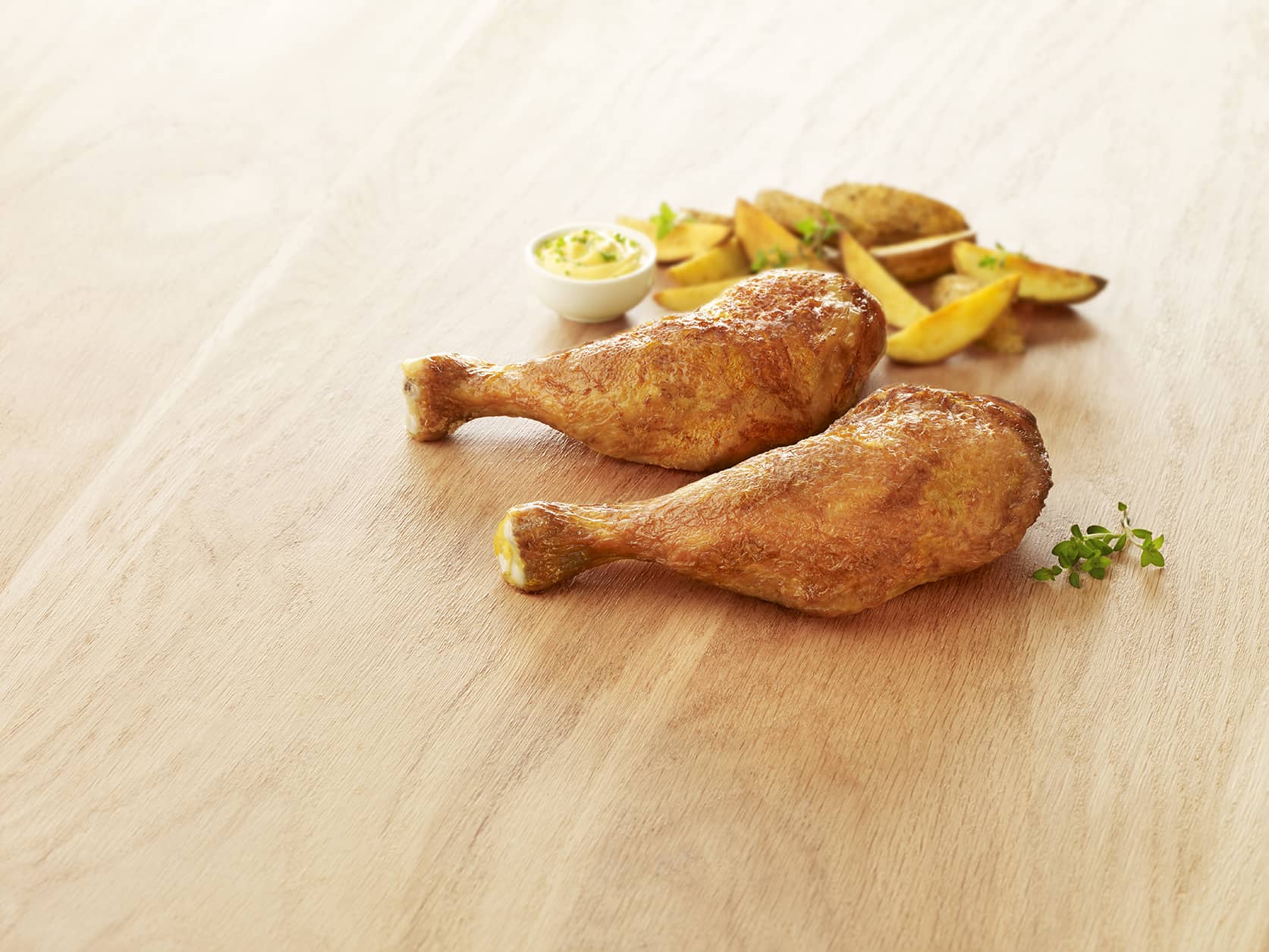 Visuel cuisses de poulet rôti x2 sur planche en bois avec patate et sauce