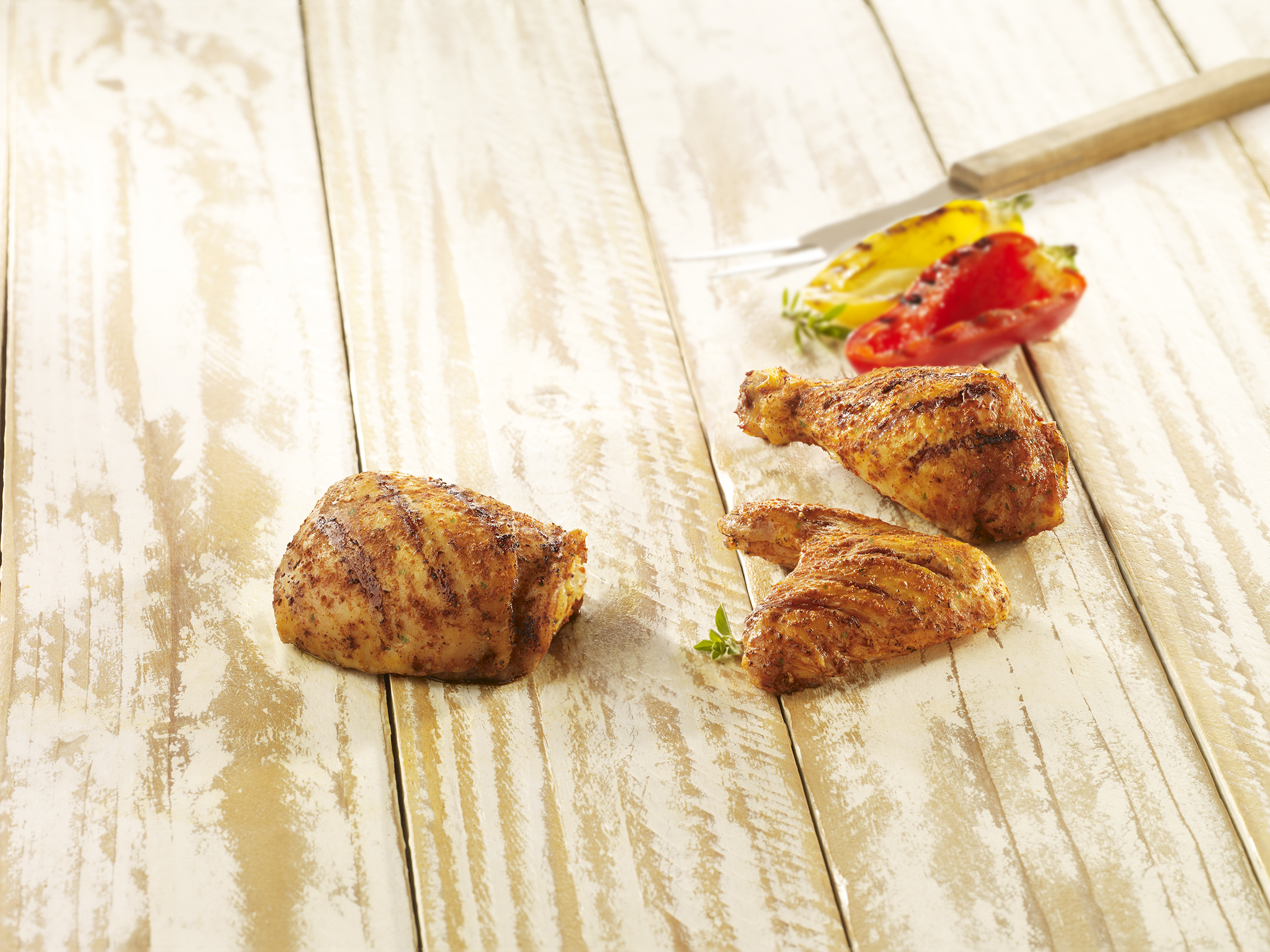 Visuel découpes de poulet marinées à la mexicaine grillées au barbecue x3 sur planche en bois avec poivron