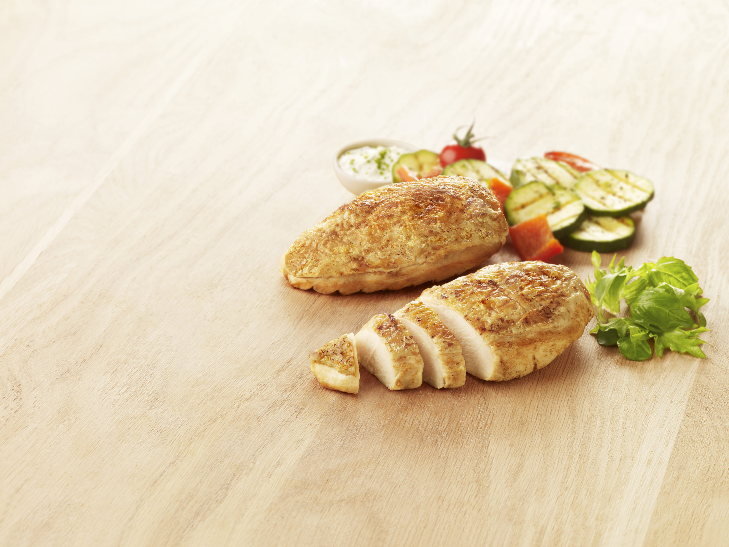 Visuel filets de poulet halal cuits rôtis sur planche en bois