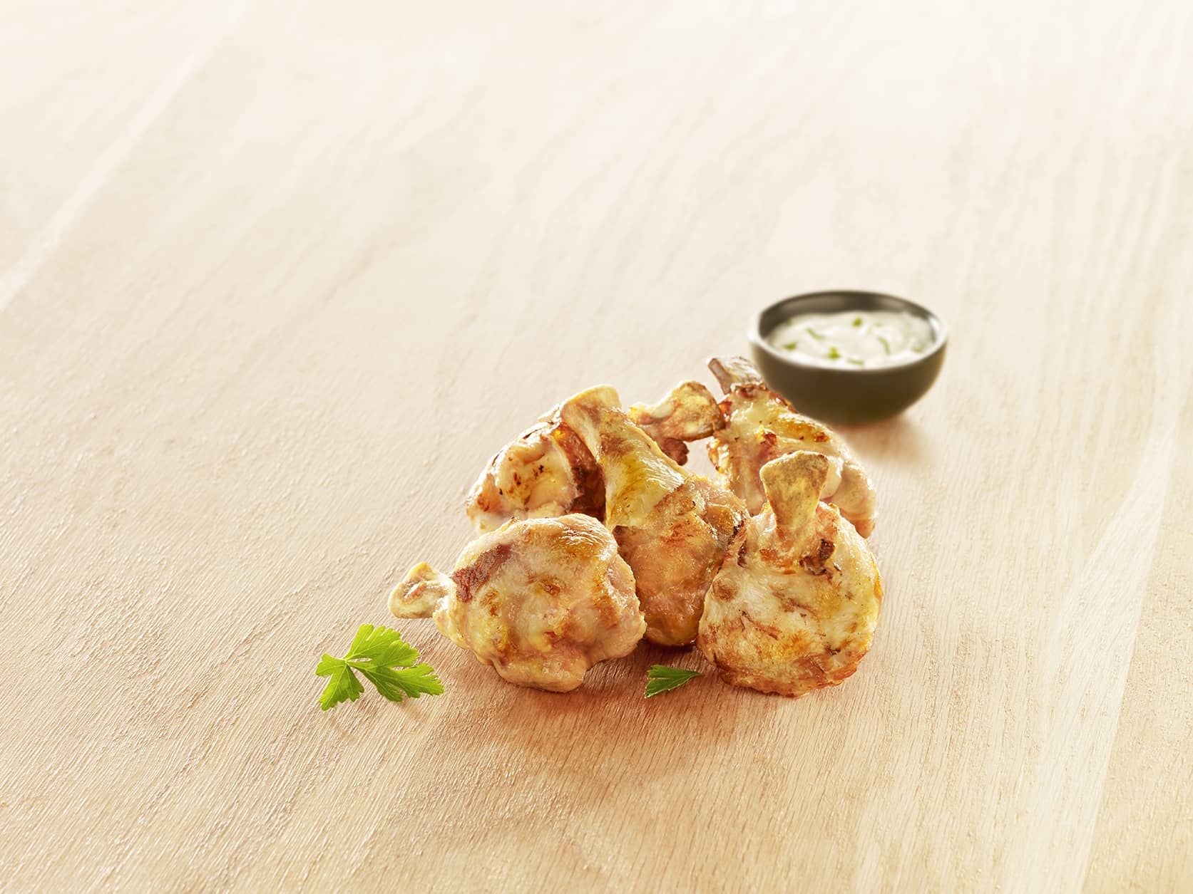 Visuel grignottes de poulet nature sur planche en bois avec sauce