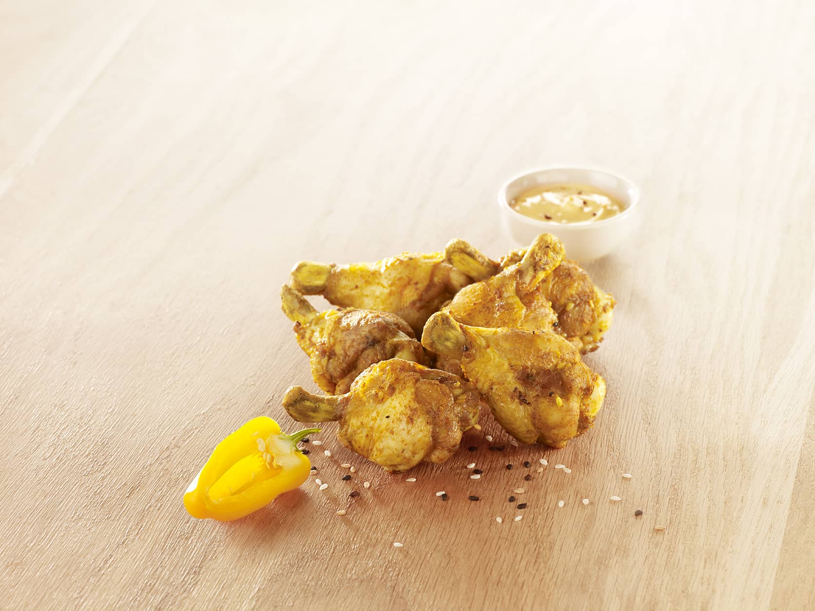 Visuel grignottes de poulet à l'orientale halal sur planche en bois avec sauce