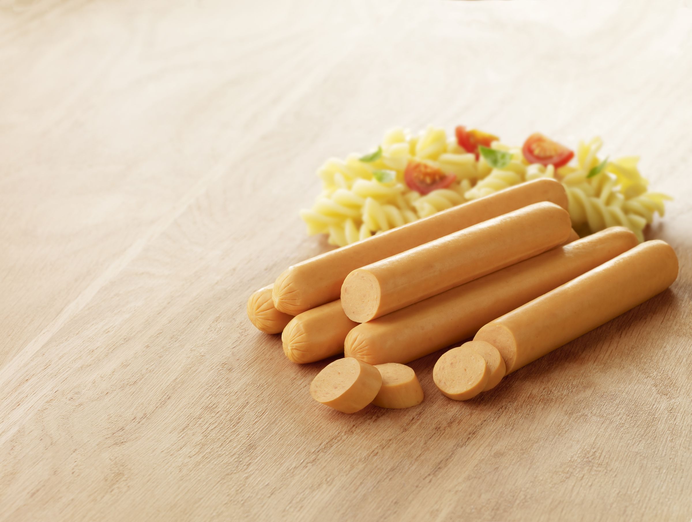 Visuel Knack de volaille fumées halal sur planche en bois avec pâtes