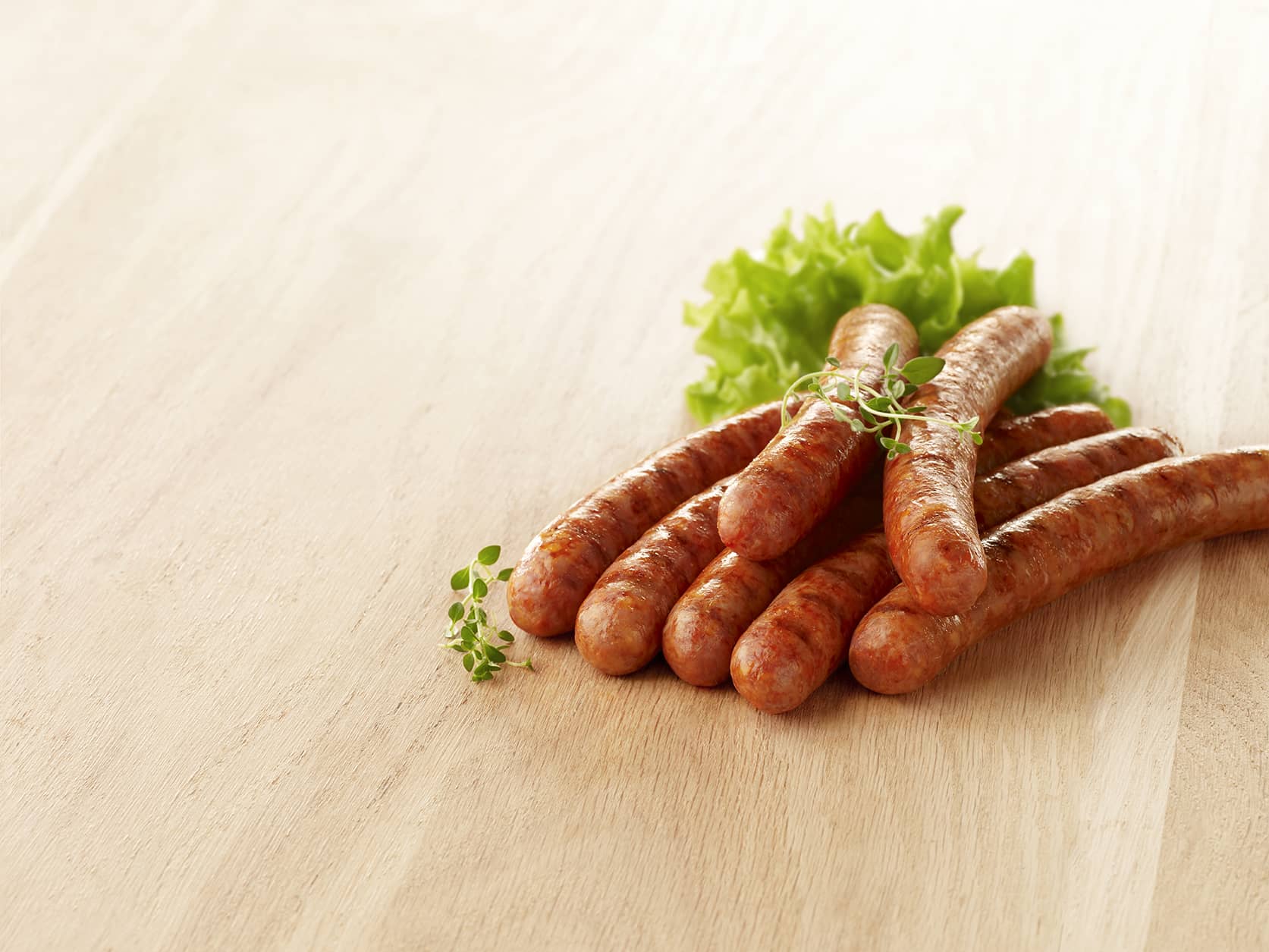 Visuel merguez de volaille halal sur planche en bois