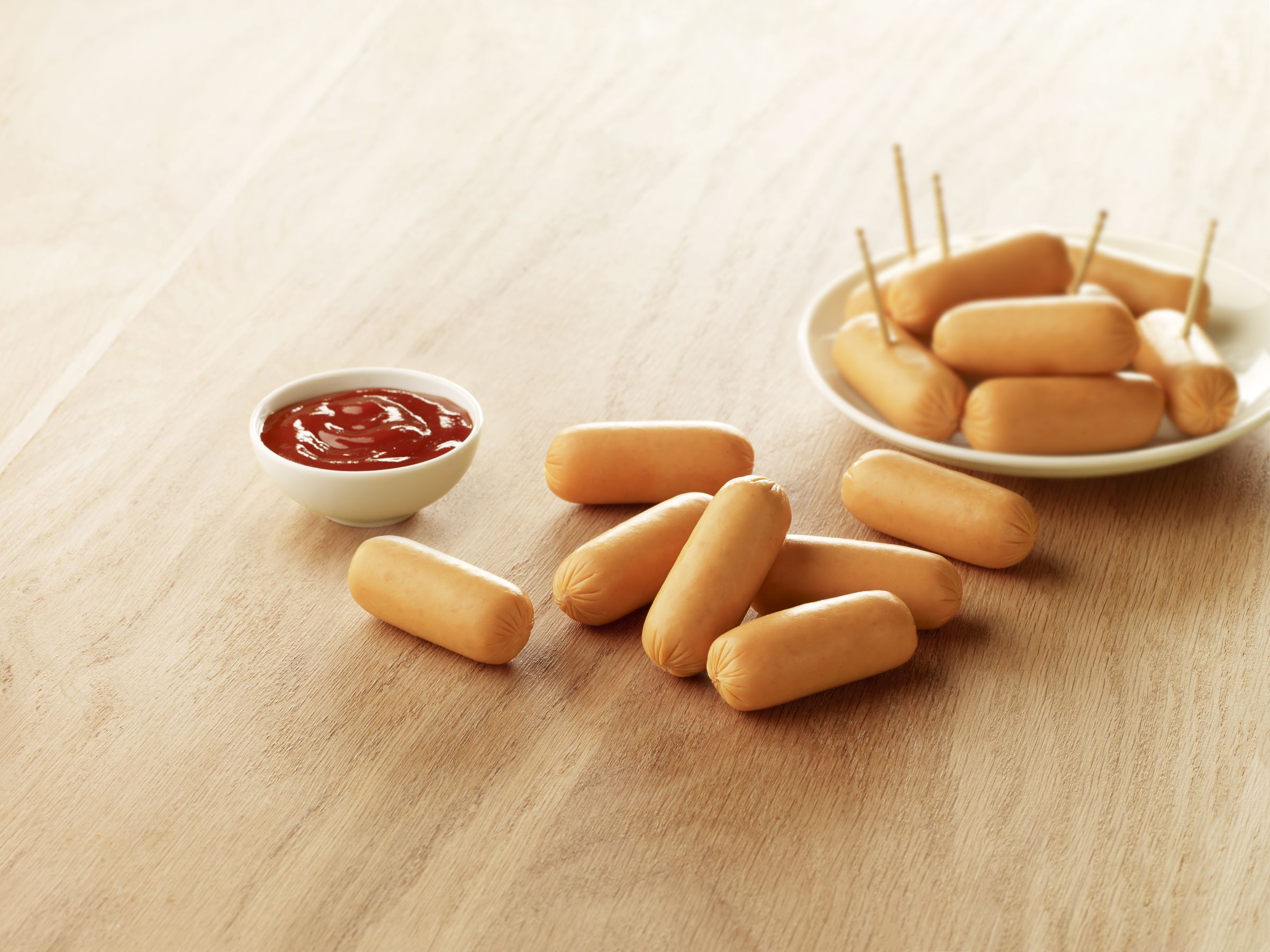 Visuel mini knacks de volaille fumées halal avec ketchup sur planche en bois