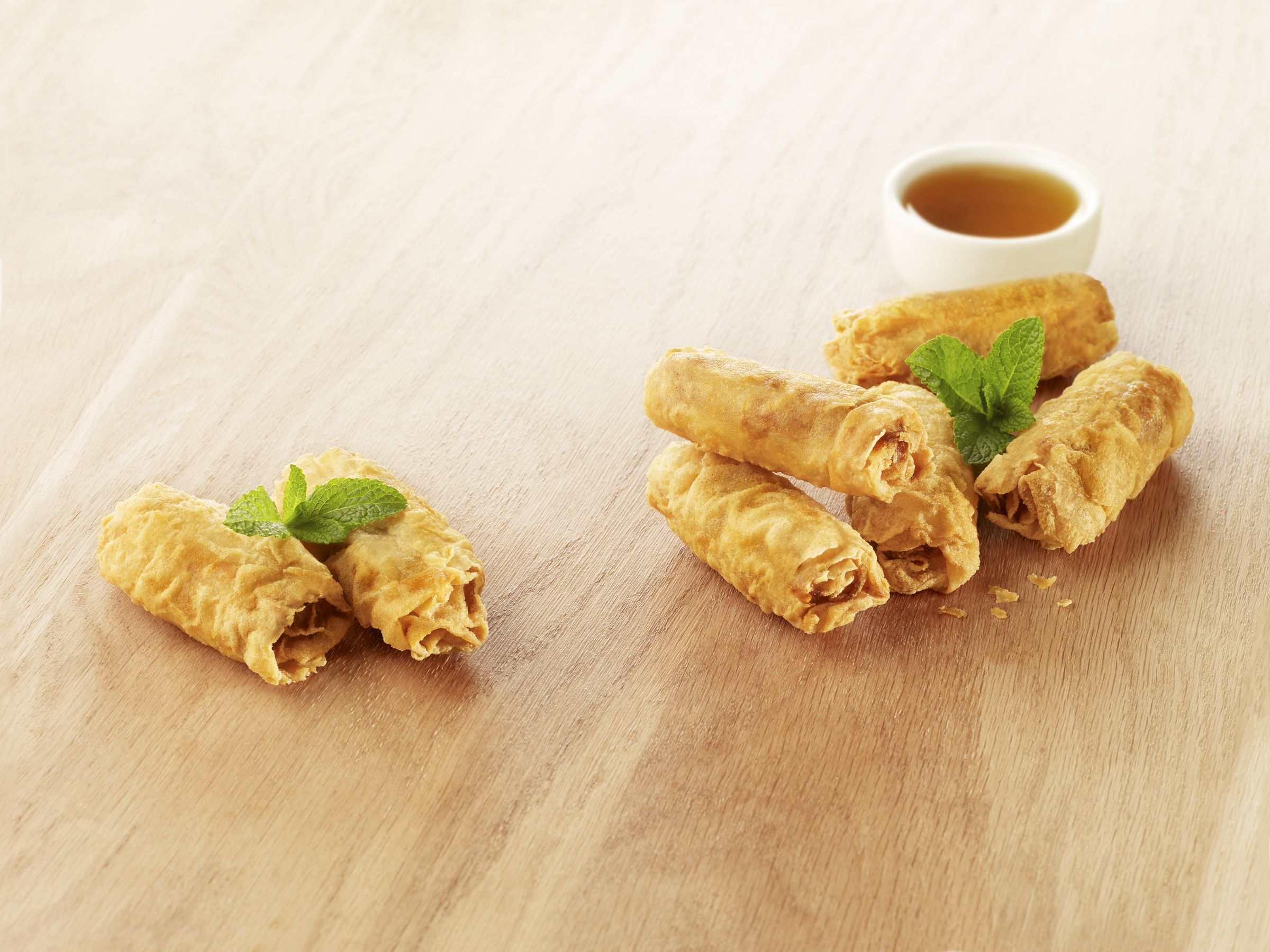Visuel mini nems de dinde halal sur planche en bois avec sauce
