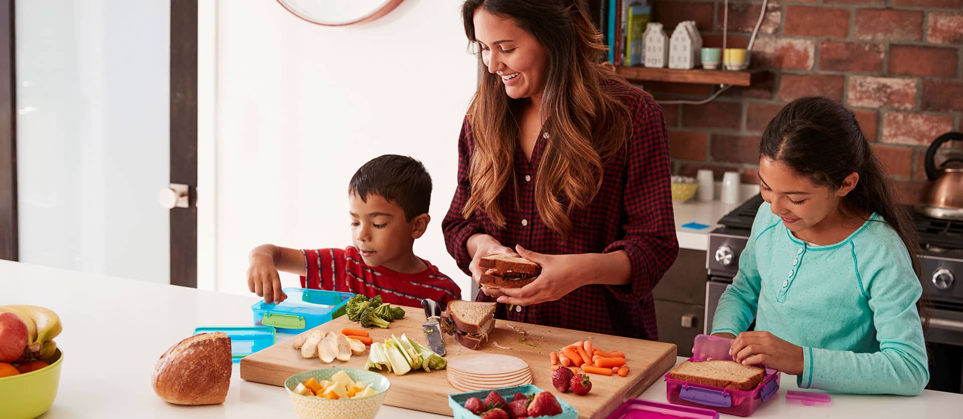 Famille en cuisine Réghalal