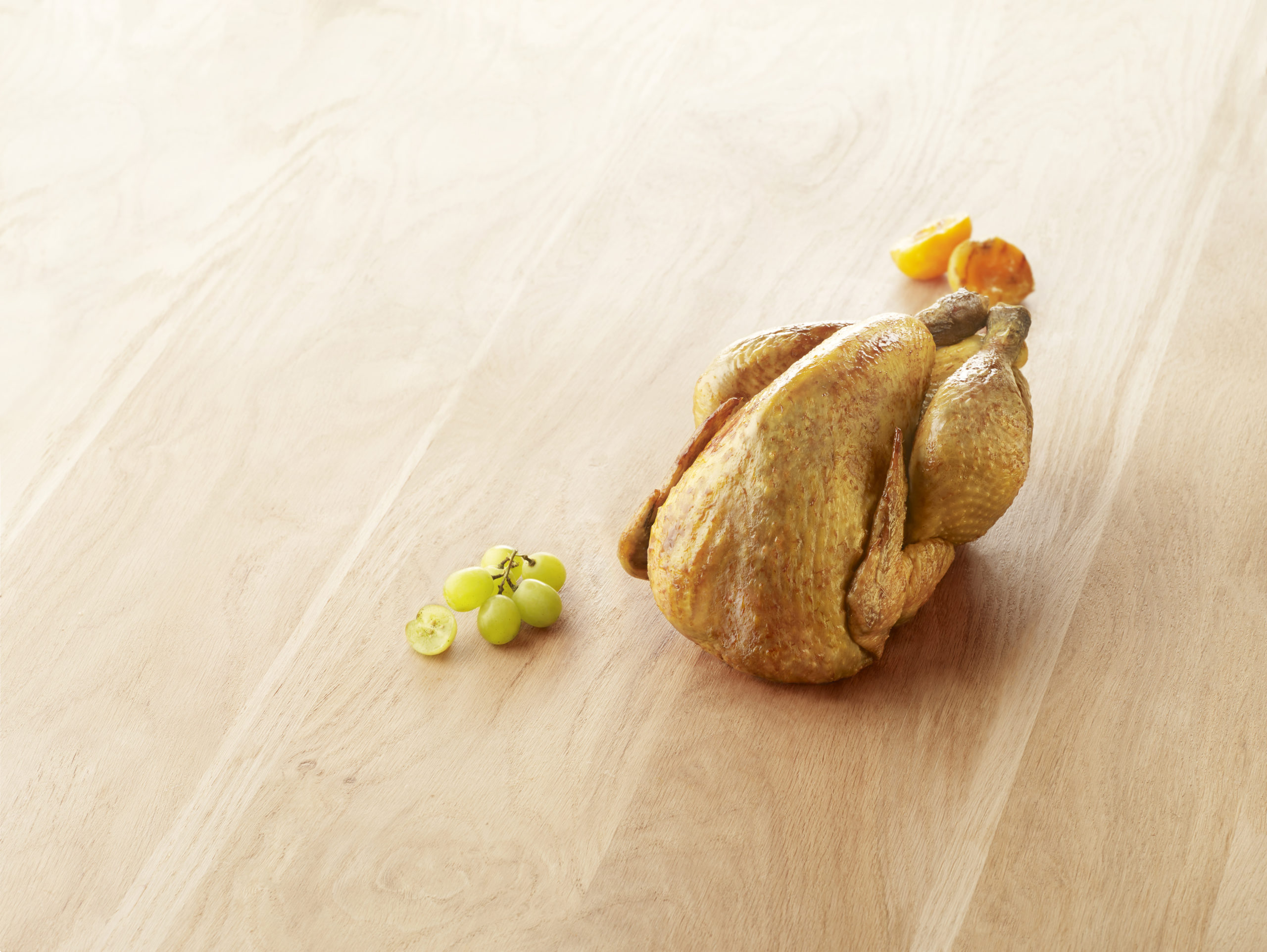 Visuel Pintade entière cuite sur planche en bois