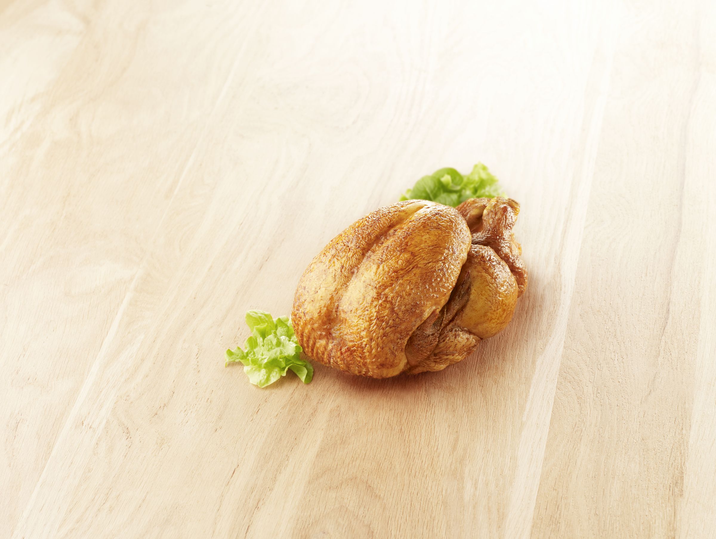 Visuel poulet fumé entier halal sur planche en bois