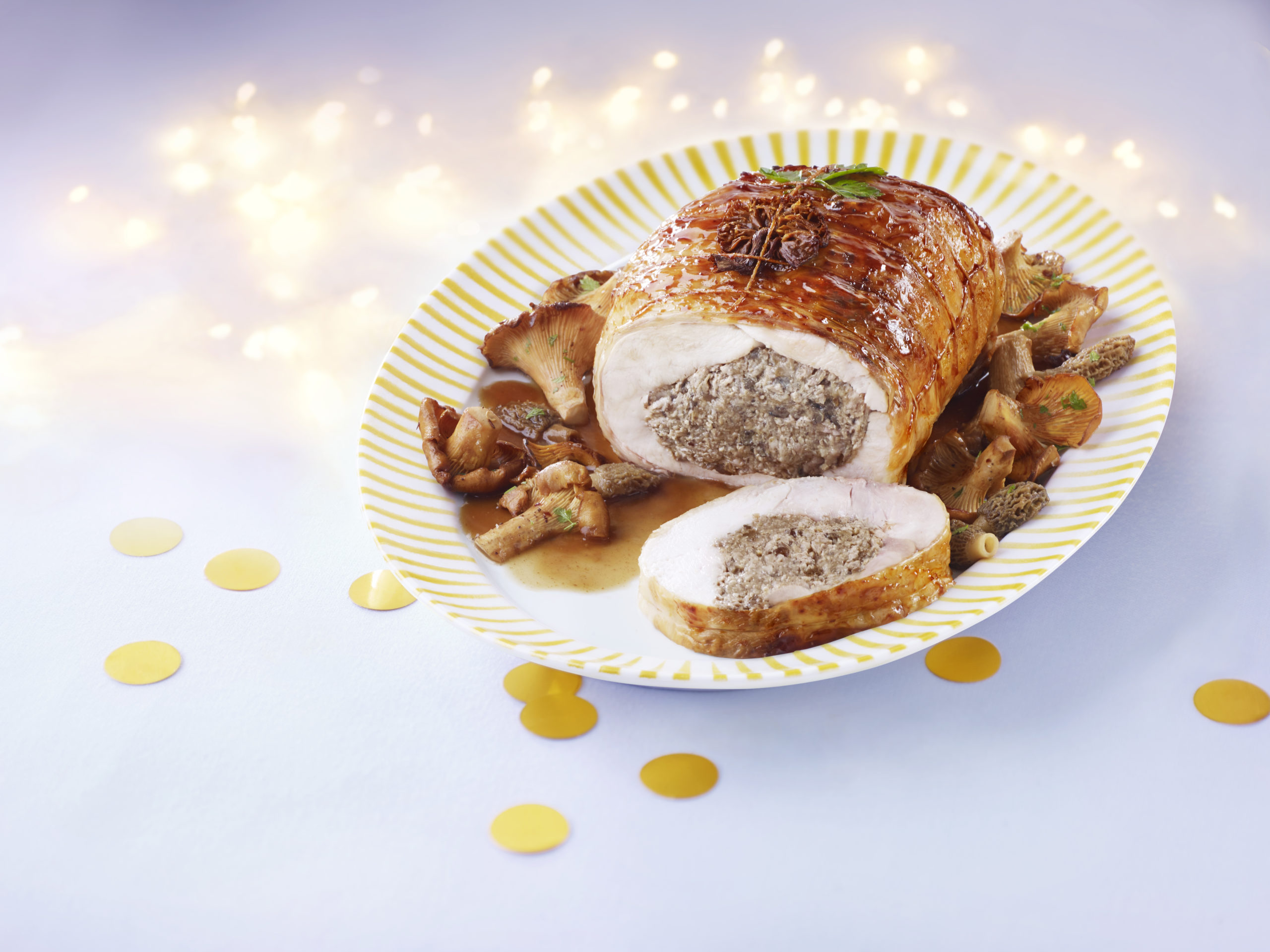 Visuel rôti de chapon farce forestière avec champignon sur assiette festive