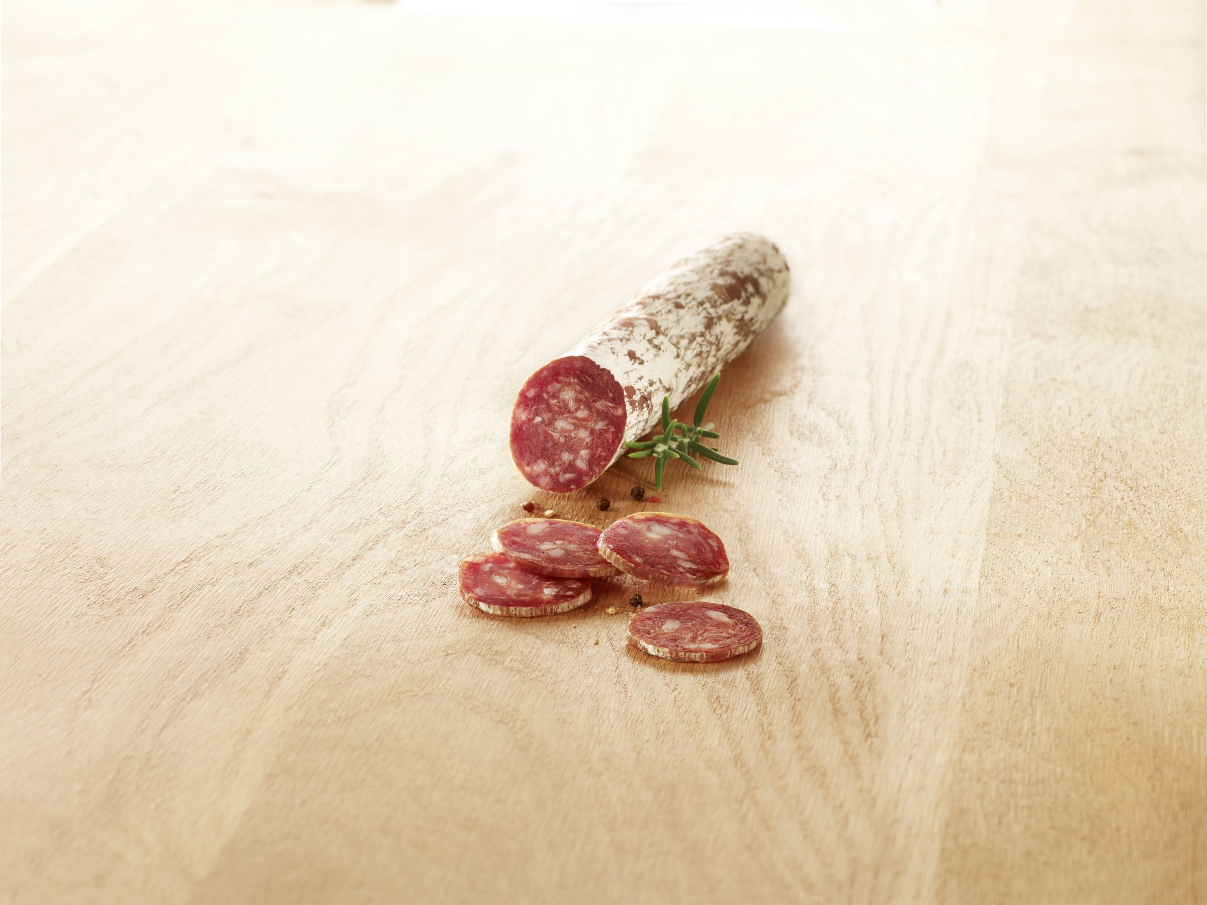 Visuel saucisson nature halal sur planche en bois