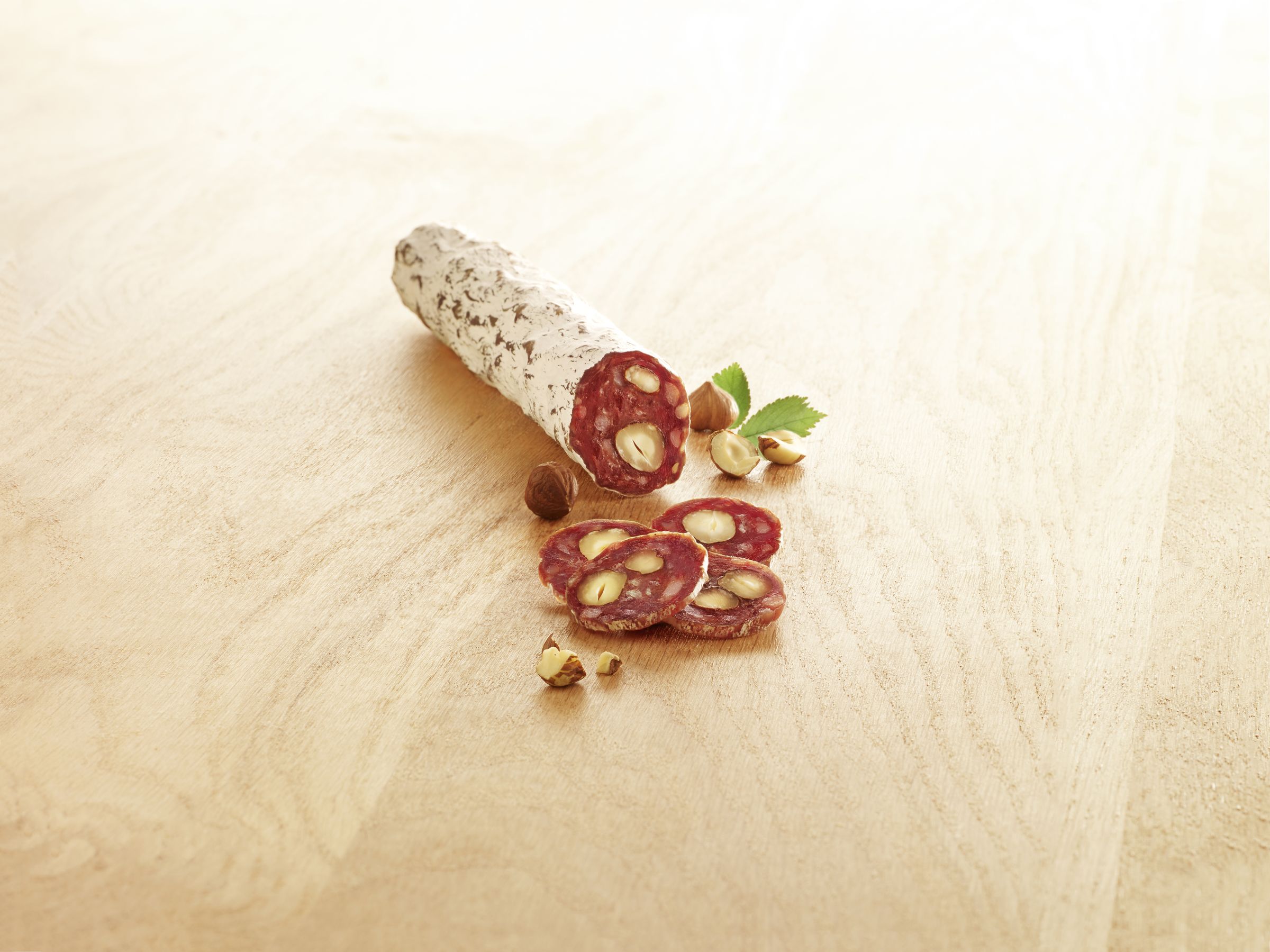 Visuel saucisson noisette halal sur planche en bois