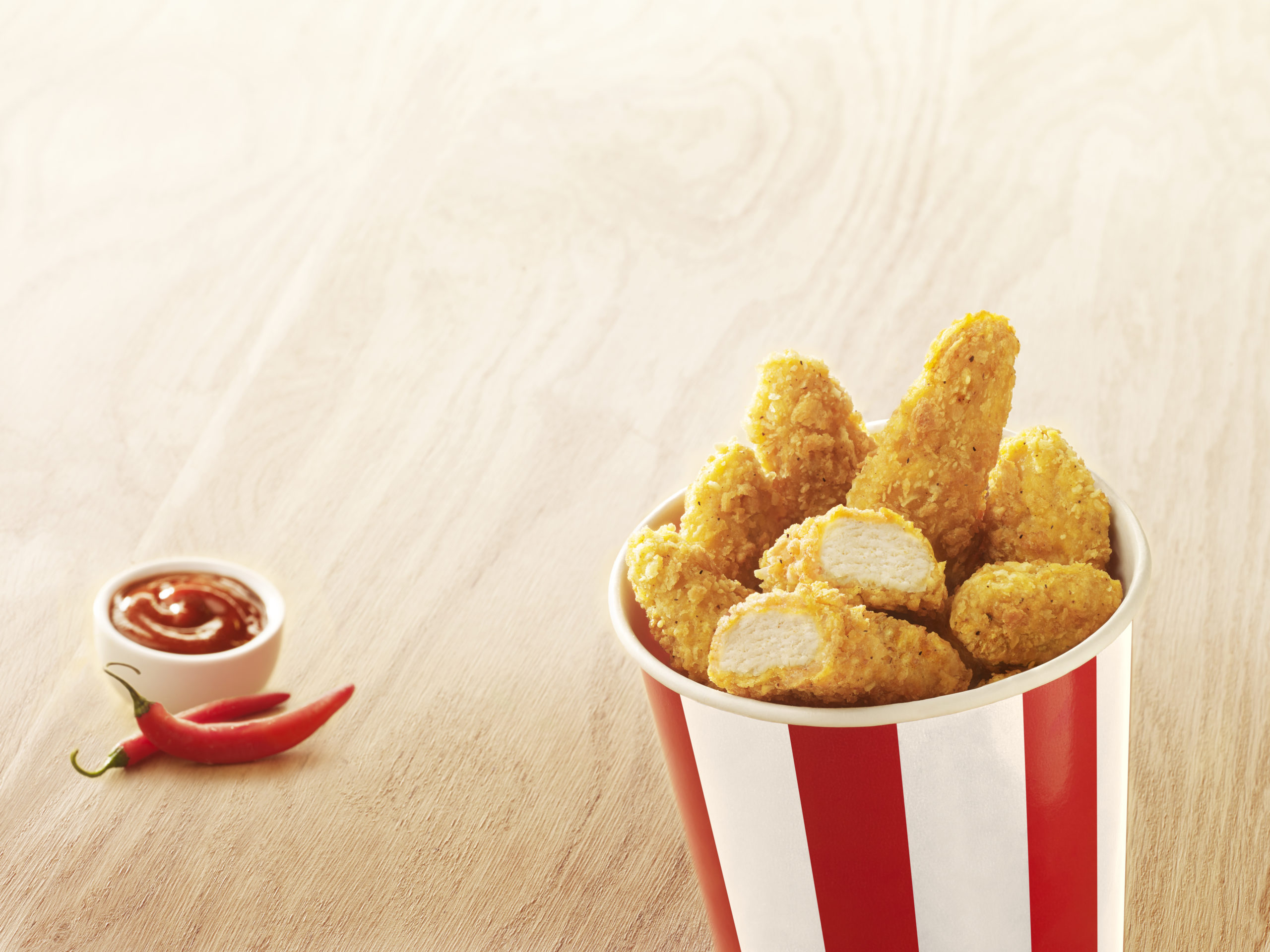 Visuel Box Tenders Poulet Spicy avec piment et ketchup sur fond bois