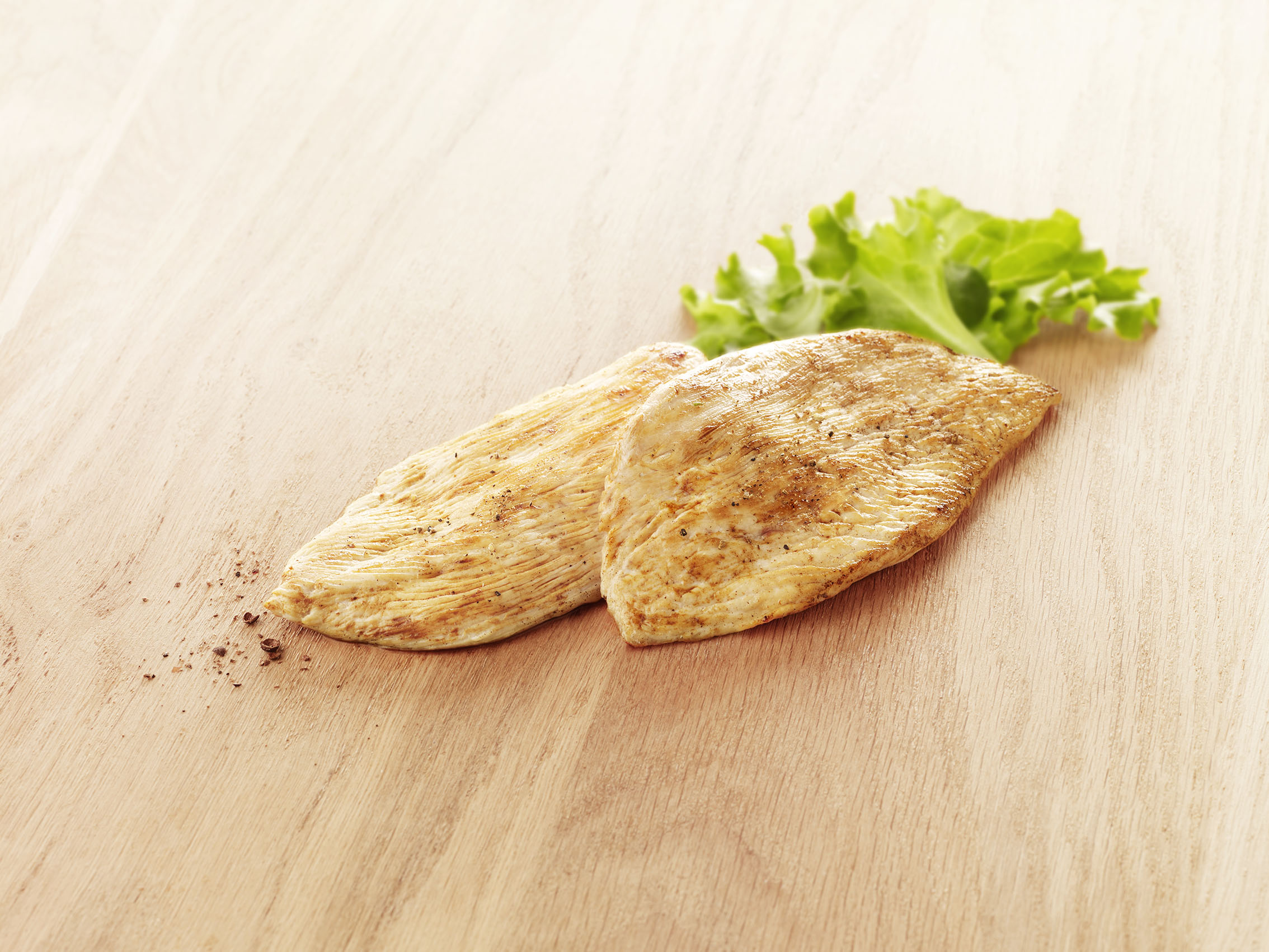 Visuel escalope de dinde halal sur planche en bois avec salade