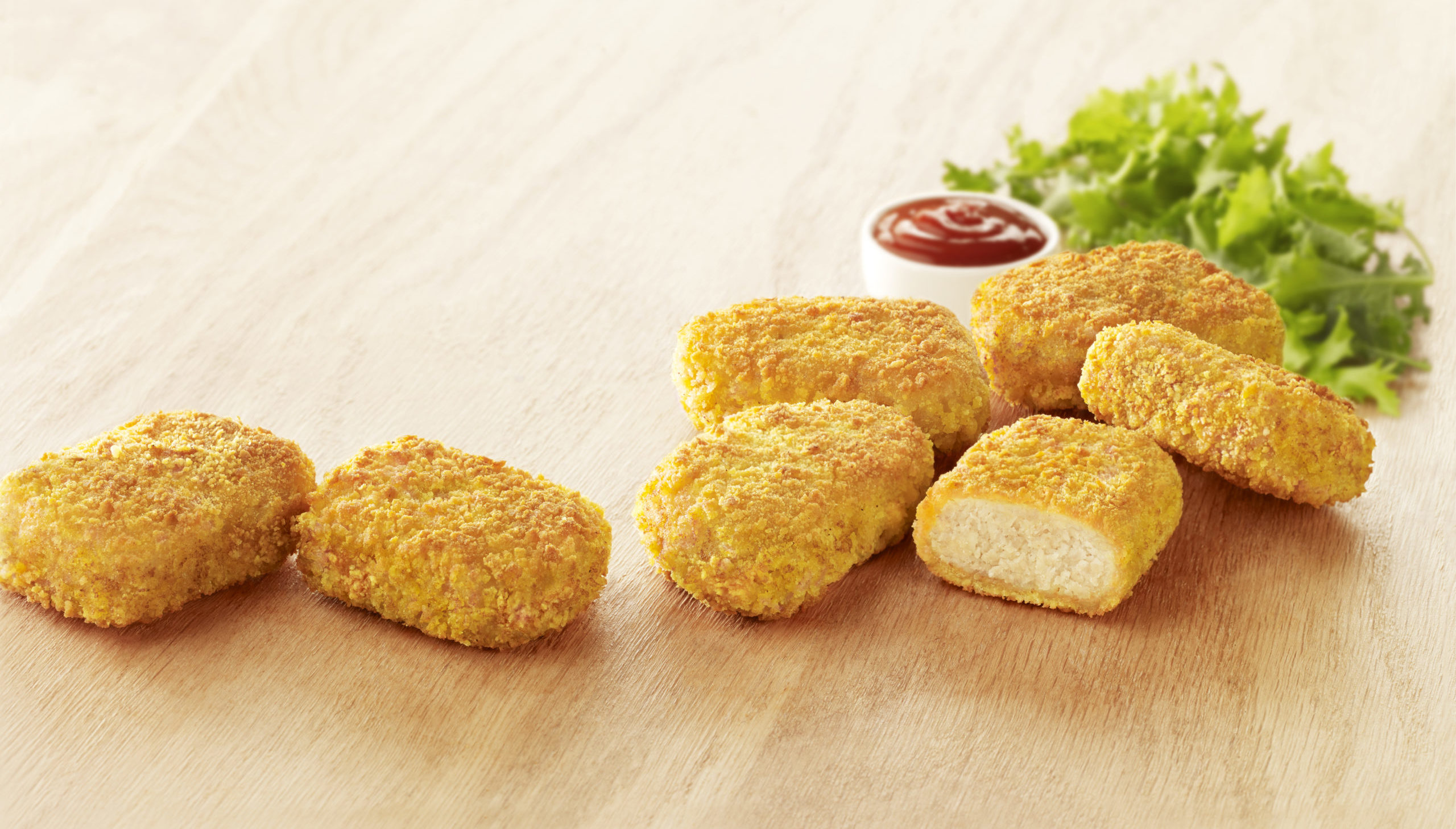 Visuel nuggets de dinde sur planche en bois avec salade et ketchup