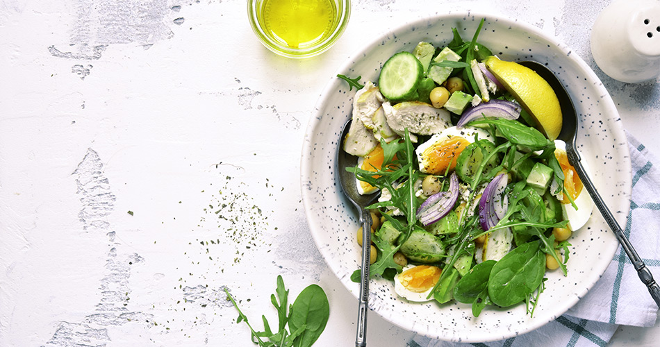 Recette salade verte aux émincés de poulet halal et origine France sur assiette blanche - Réghalal