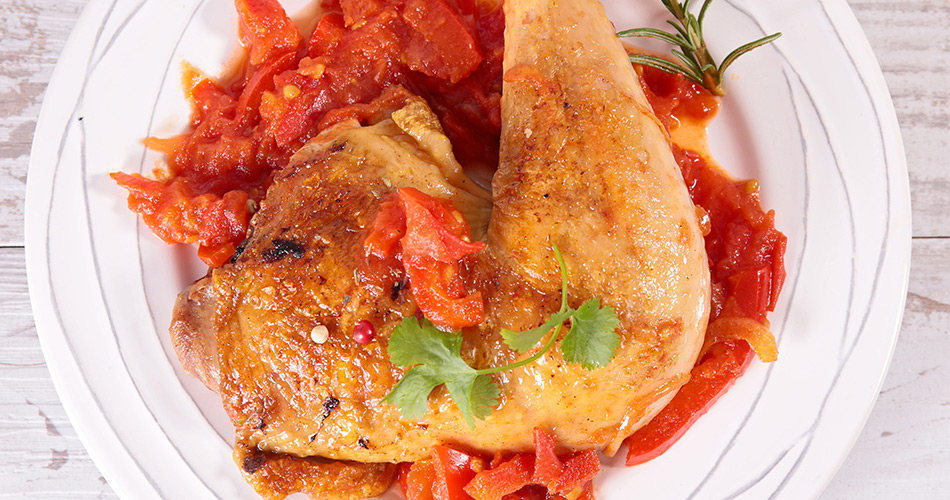 Recette cuisse de poulet halal et origine France avec tomate à la basquaise sur assiette blanche - Réghalal