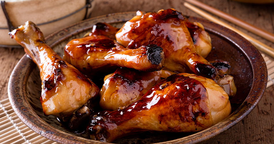 Recette découpes de poulet caramélisées dans assiette creuse marron - Réghalal