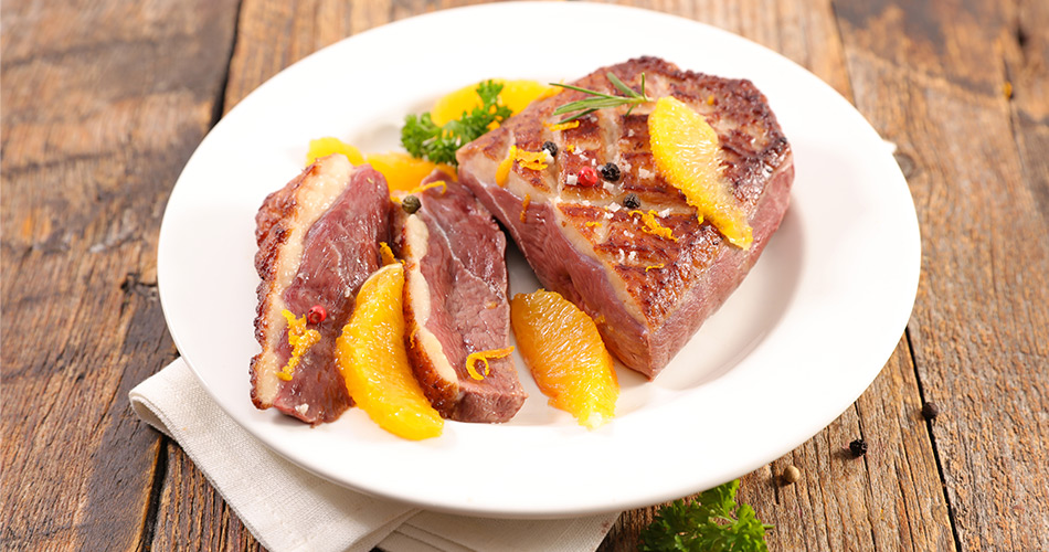 Recette magret de canard halal et origine France à l'orange dans assiette blanche - Réghalal