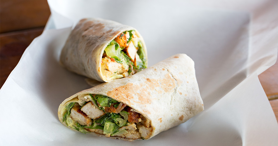 Recette wrap poulet caesar sur fond blanc - Réghalal