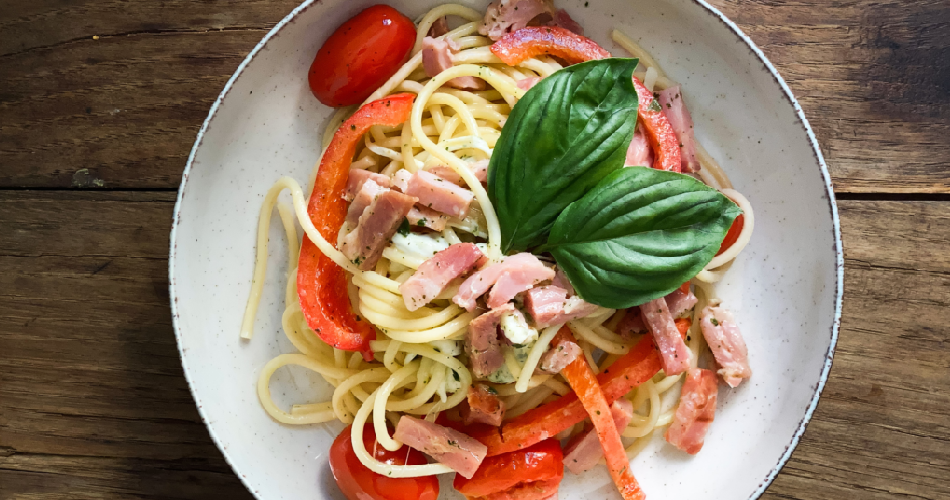 Visuel Recette linguini aux allumettes de volaille halal dans assiette creuse