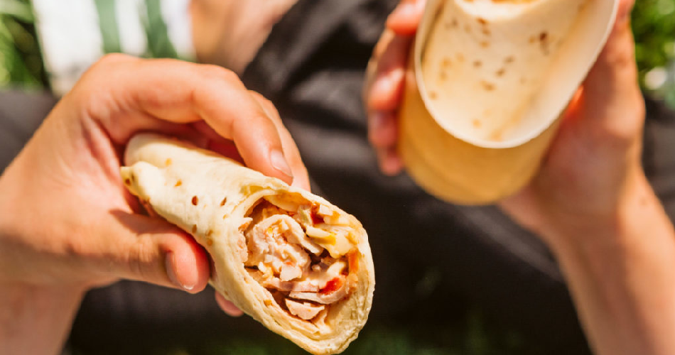 photo wrap de blanc de poulet halal curry dans les mains réghalal