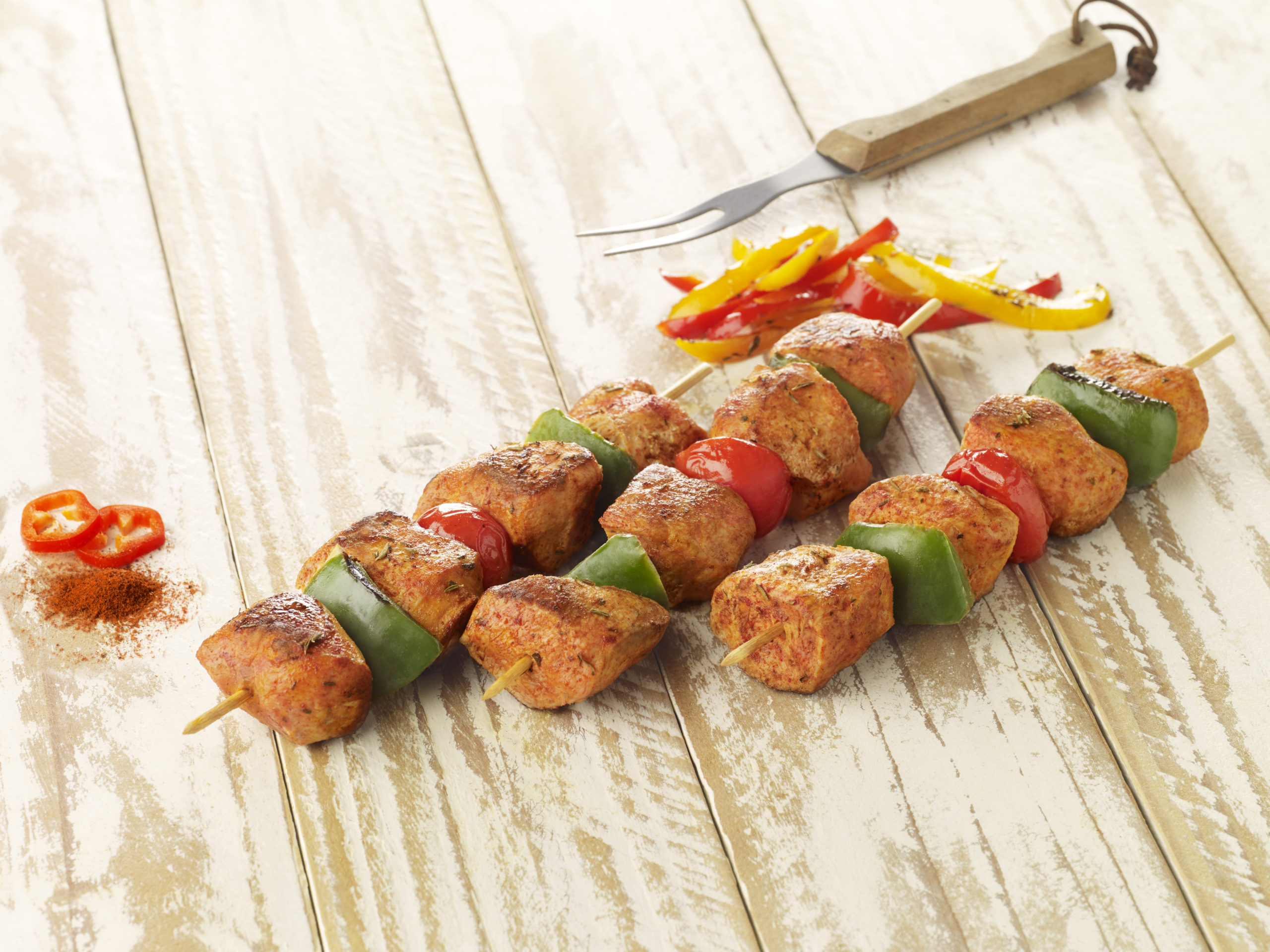 Visuel brochette de poulet tex mex Réghalal sur fond bois avec poivron épice