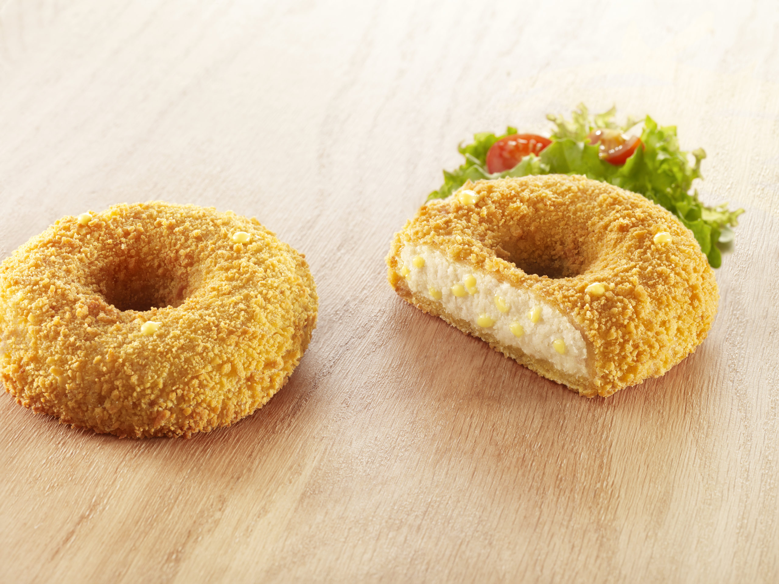 Visuel Donuts de volaille aux pépites de fromage fondue Réghalal sur planche en bois avec salade