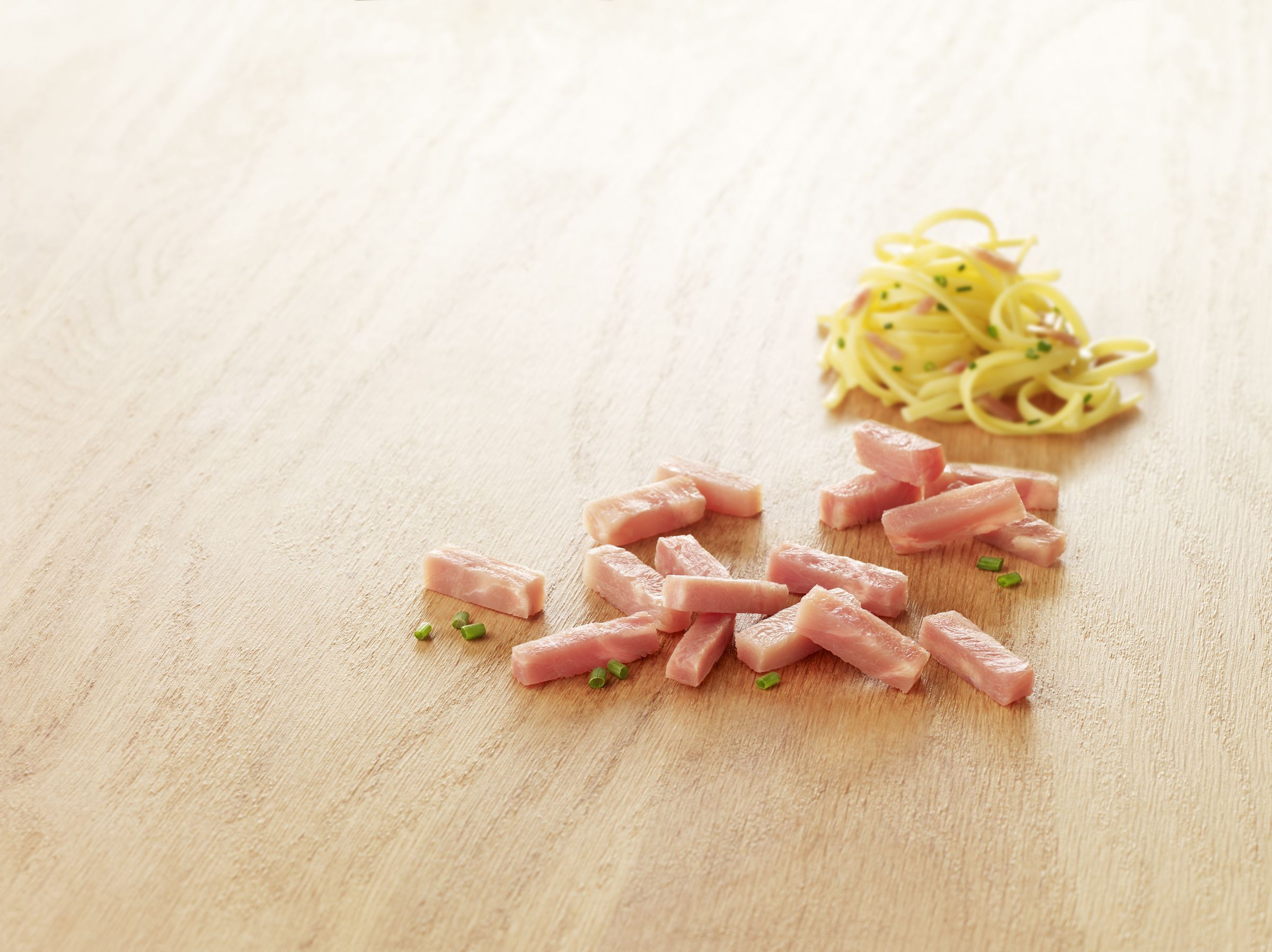 visuel lardons de volaille halal origine France sur fond bois - réghalal
