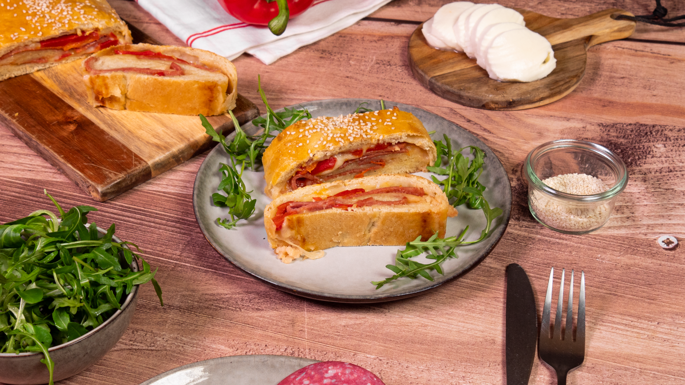stromboli au salami de dinde - reghalal avec roquette et poivron