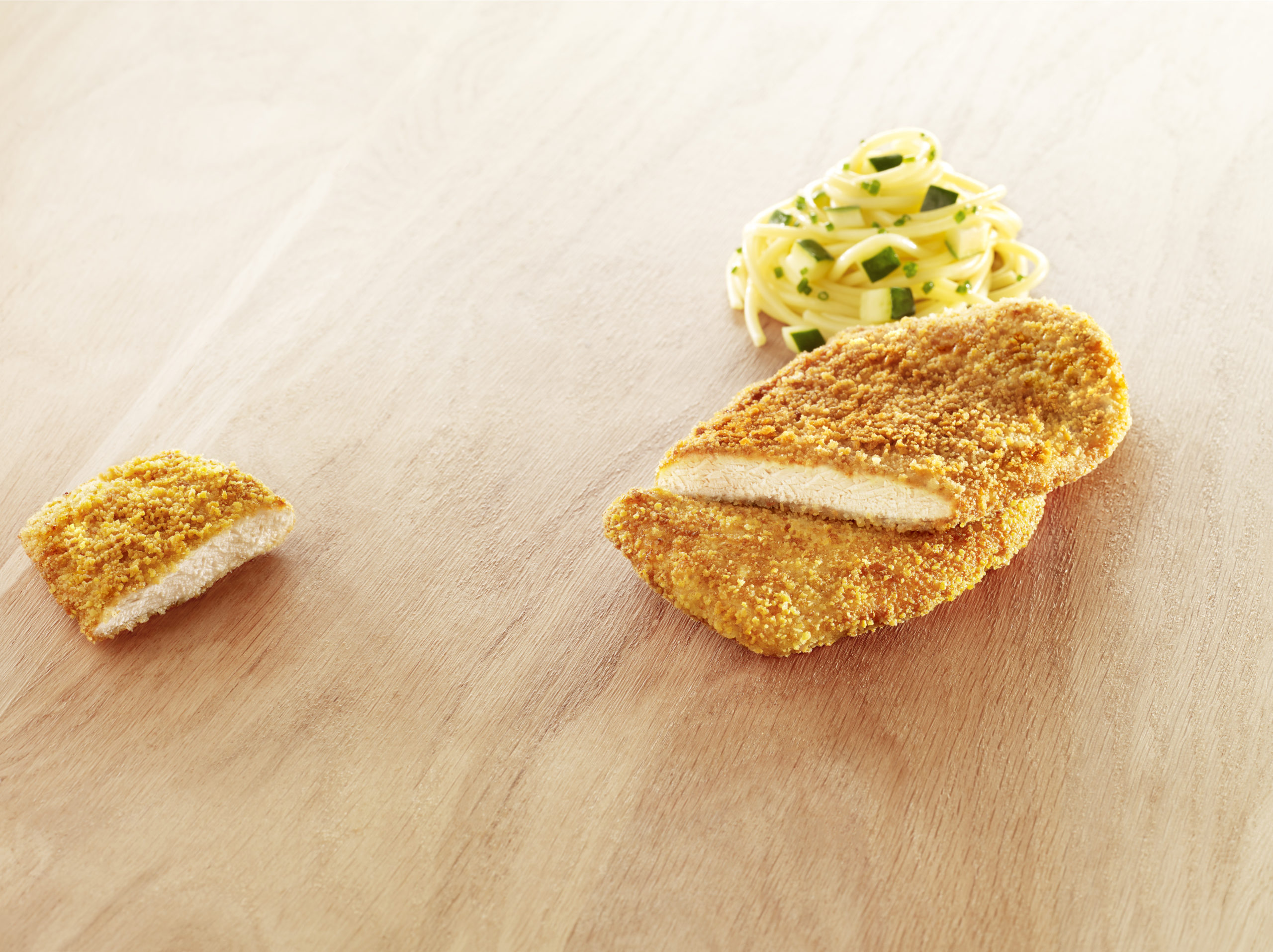Visuel escalopes de dinde à la milanaise sur fond bois Réghalal avec spaghettis et ciboulette l